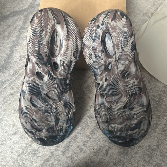 !SOLD!Yeezy foamrunner mx cinder size 13 brand new - Picture 4 of 6